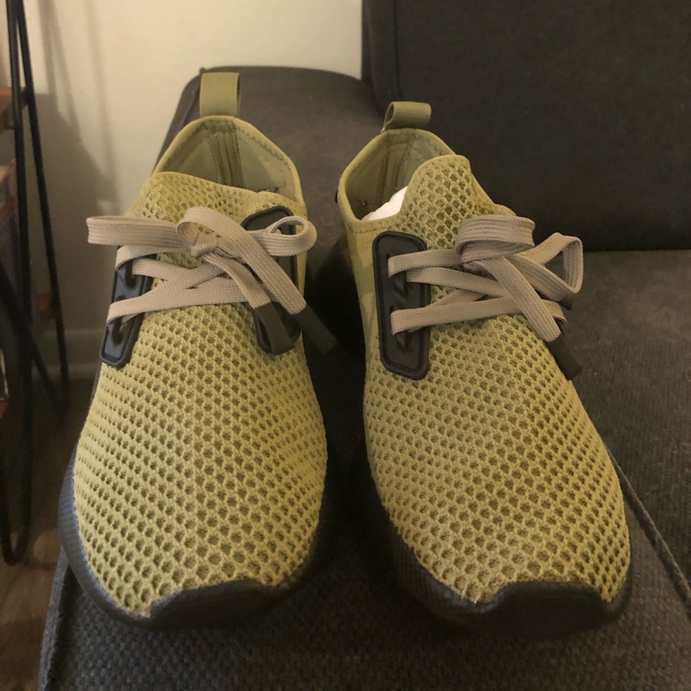 People Footwear. Mens size 9 sneaker. Geo green.